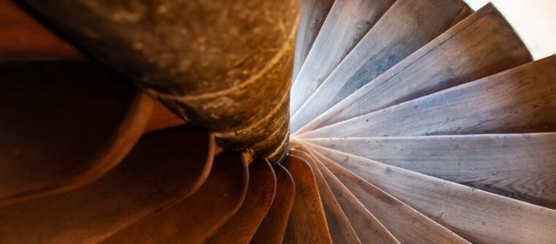 Comment_transformer_votre_escalier_en_bois_avec_de_la_peinture_?