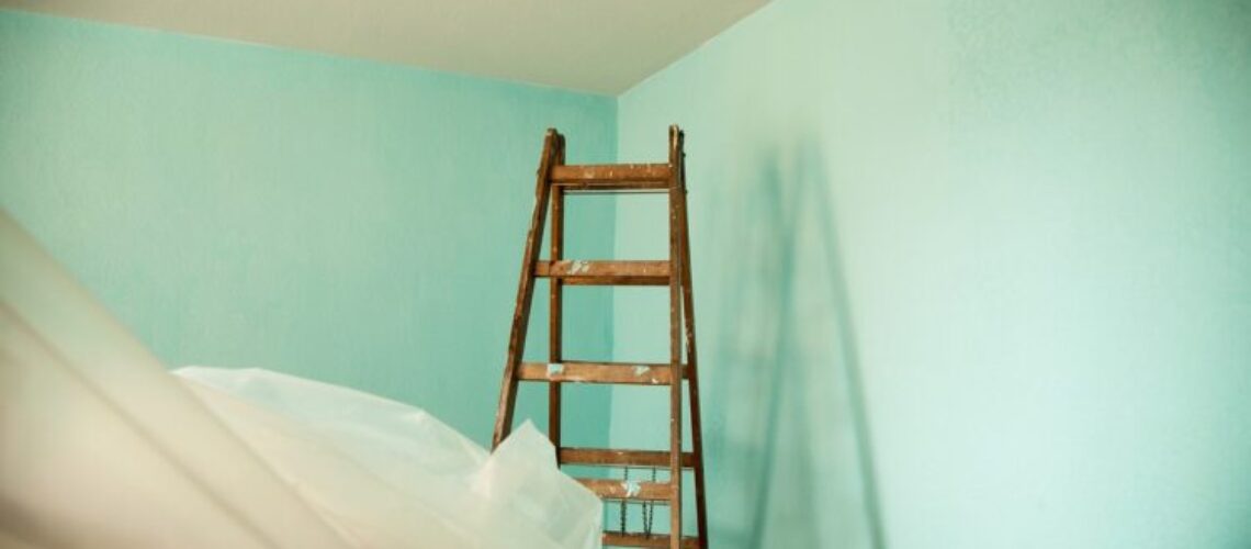 Guide_pratique_pour_peindre_un_plafond_:_techniques_et_conseils