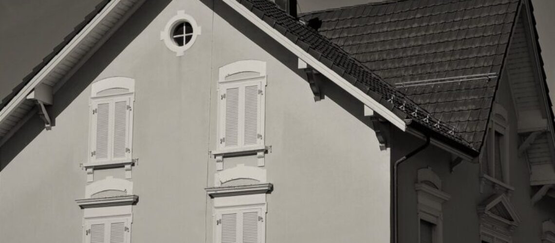 Tout_savoir_sur_la_peinture_de_volets_pour_donner_du_caractère_à_votre_maison